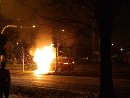 Jeep stanął w płomieniach na skrzyżowaniu. Kierowca wydostał się z auta