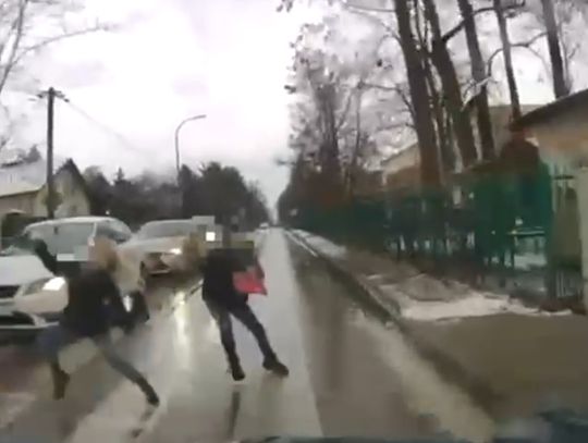 Chłopiec wszedł pod samochód. Kara dla matki [WIDEO]