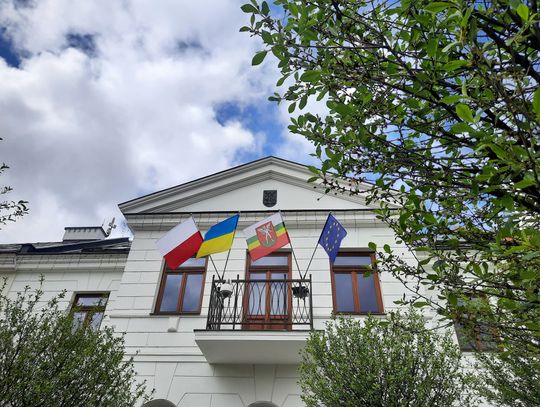 Co Grzegorz Braun zrobił z flagą z bialskiego ratusza? [WIDEO]