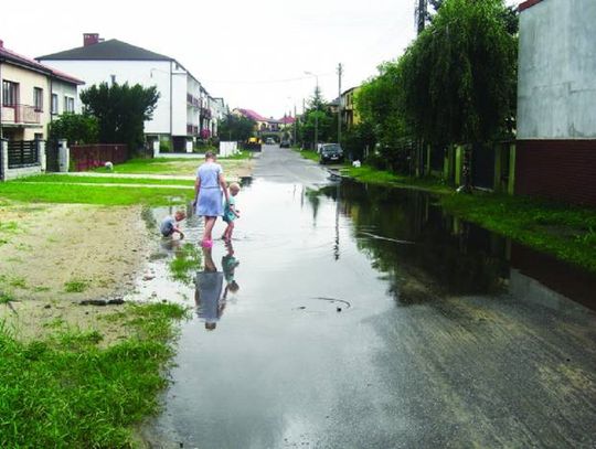 Co z niebezpiecznym rowem i wielkimi kałużami?