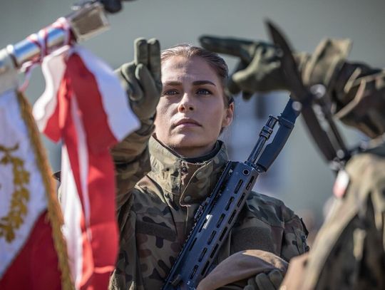 Coraz więcej Polek wybiera służbę w wojsku. Przyciąga je z WOT