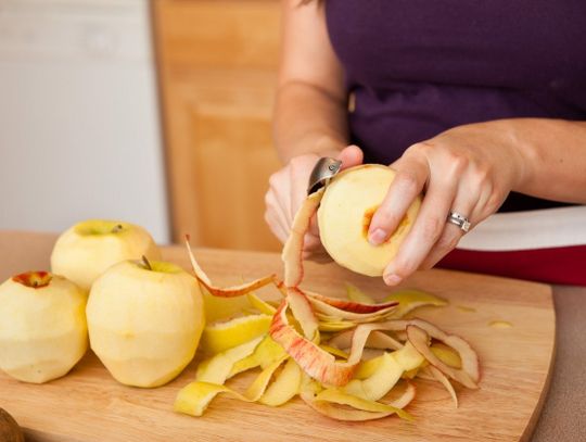 Cytryna, jabłko, banan. Jak wykorzystać ich skórki pozostałe po obieraniu?