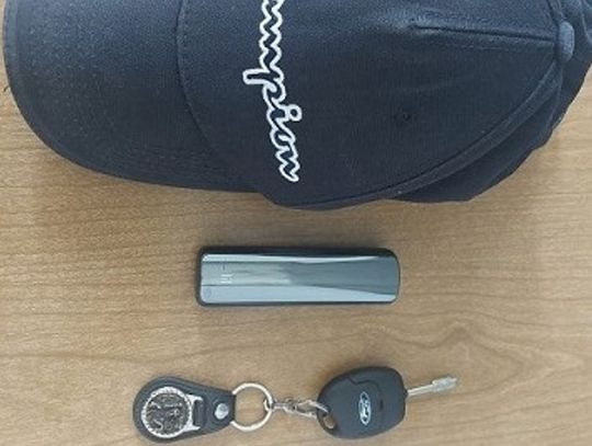 Czapka i kluczyki do samochodu czekają na właściciela w komendzie