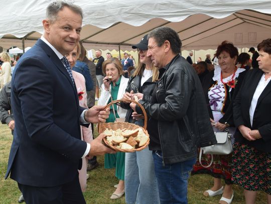 Częstowali chlebem dożynkowym i dziękowali za plony. Dożynki w Drelowie za nami