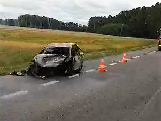 Czołowe zderzenie, auto w płomieniach (video)