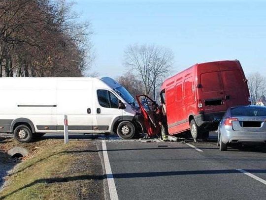 Czołowe zderzenie, dwie osoby w szpitalu