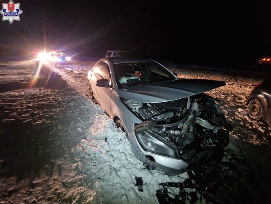 Lubelskie. Czołówka dwóch osobówek w Białowoli. Zimowe warunki na drogach dają się we znaki [ZDJĘCIA]