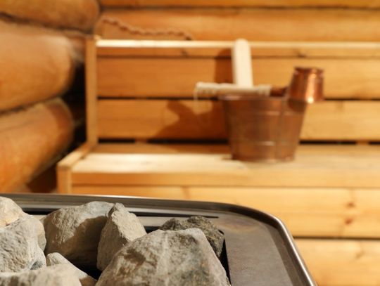 Czy korzystanie z sauny jest zdrowe? I czy powinniśmy być w niej nago?