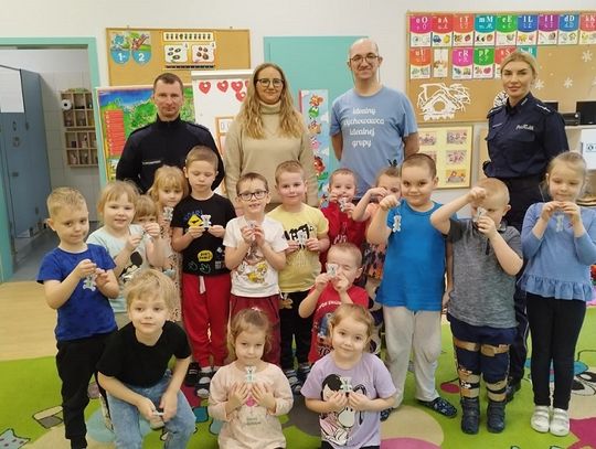 Czy policjant może się dogadać z przedszkolakiem? Sprawdziliśmy to
