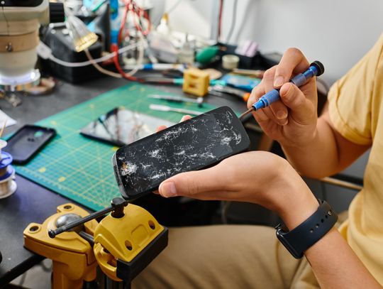 Czy warto naprawiać zalany telefon samodzielnie?