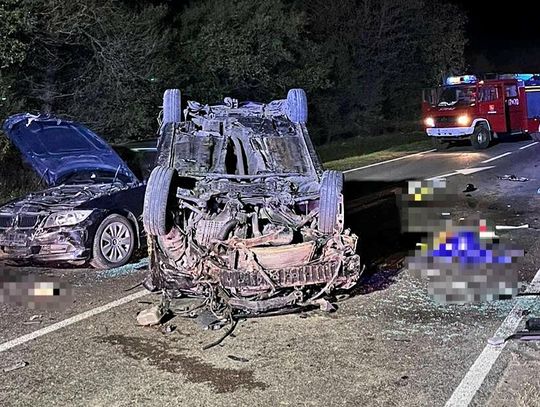 Dachowanie forda. Następnie w leżące auto uderzyło bmw