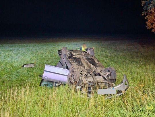 Dachowanie Peugeota w Łomazach. Kierowca był nietrzeźwy