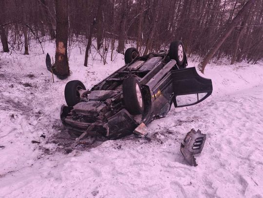 kia parczew wypadek dachowanie auto uderzyło w drzewo niedziela 15 lutego
