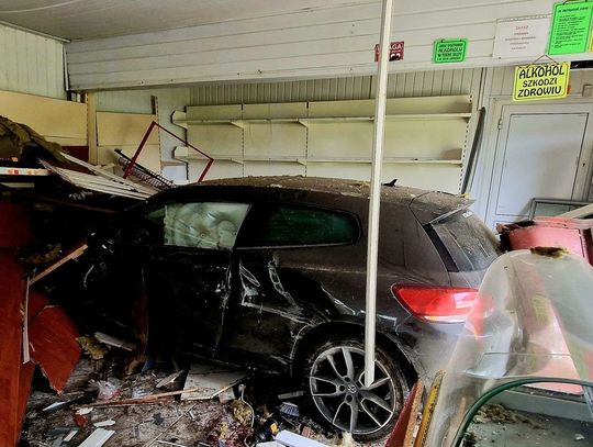 Dębowa Kłoda. Auto przebiło ścianę sklepu