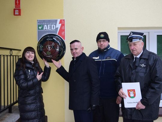 Defibrylatory AED na budynku szkoły i remizy