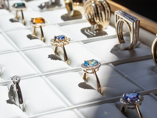 Dlaczego warto wybrać pierścionek zaręczynowy ze szmaragdem z oferty Aclari?