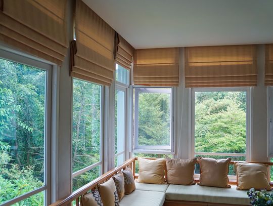 Do jakich wnętrz pasują rolety rzymskie - proste wskazówki.