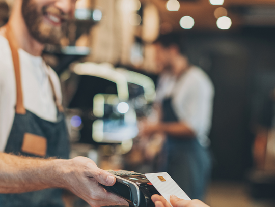 Do sklepów coraz częściej wybieramy się bez gotówki