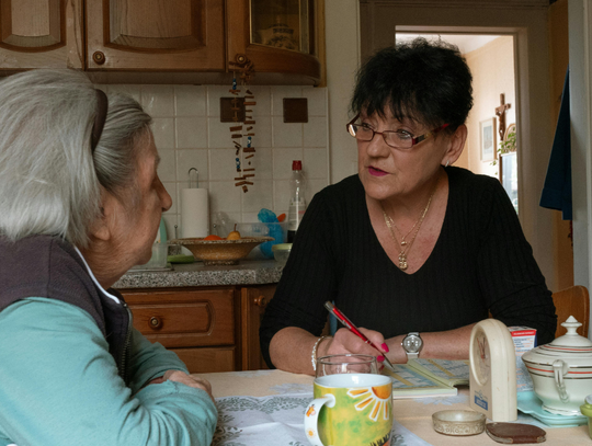 Dochody w dół, wiek w górę