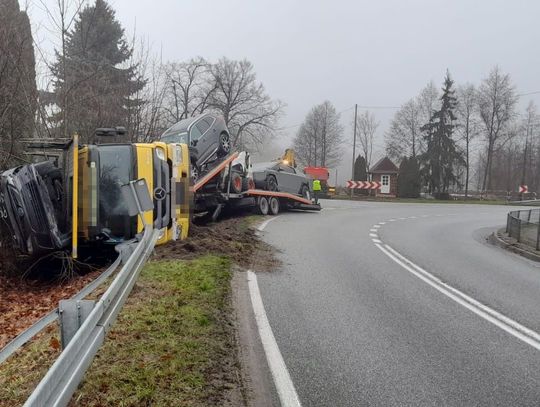 Dubica Dolna. Przewróciła się laweta. Sześć aut w rowie tesla cybertruck laweta wypadek dubica górka policja dk812 wisznice trasa