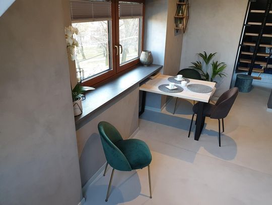 Duże, otwarte przestrzenie - jak mikrocement łączy strefy, nadając wnętrzu harmonię i luksus bez wysiłku