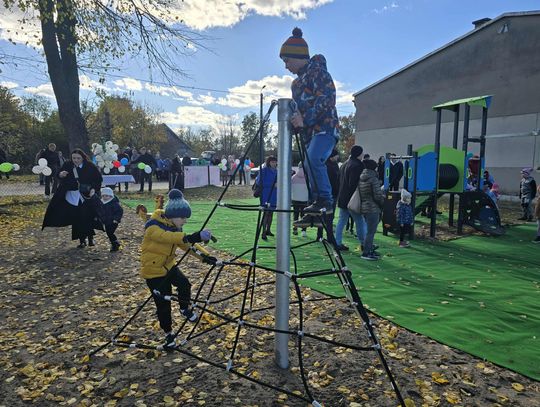 Dzięki Fundacji Wipasz Pomocna Dłoń mają nowy plac zabaw [FILM, ZDJĘCIA]