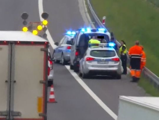 Dziwne sceny na ekspresówce. Najpierw cofał, potem uciekał przed policją [WIDEO]