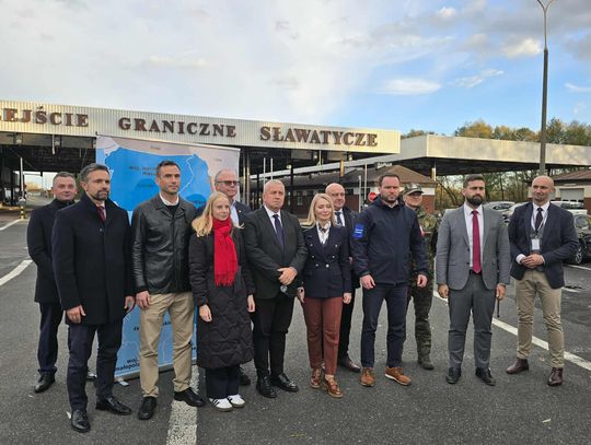 Delegacja przedstawicieli Parlamentu Europejskiego na przejściu granicznym w Sławatyczach, 27 października