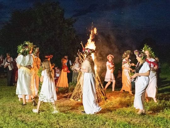 Funkcjonariusze i nimfy. Przed nami Noc Świętojańska w Żukach