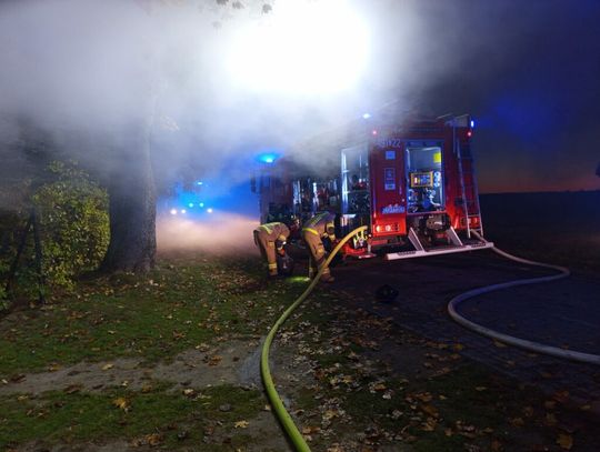 Kobieta i nastolatek uciekli z płonącego domu [ZDJĘCIA]