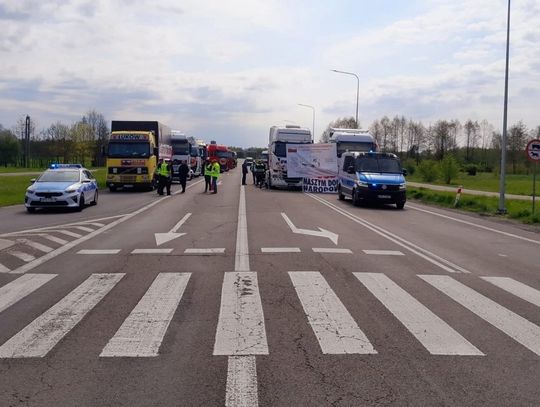 Przewoźnicy nie schodzą z ulicy. Protest w gminie Dorohusk trwa dalej