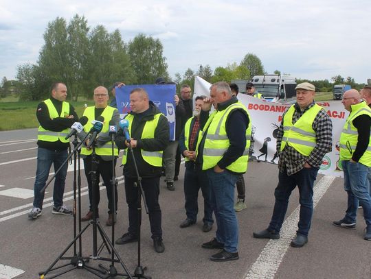 Powrócili na granicę. Trwa protest przewoźników