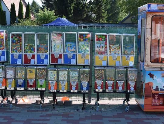 Okuninka. Jeden stał na czatach, dwóch opróżniało automaty