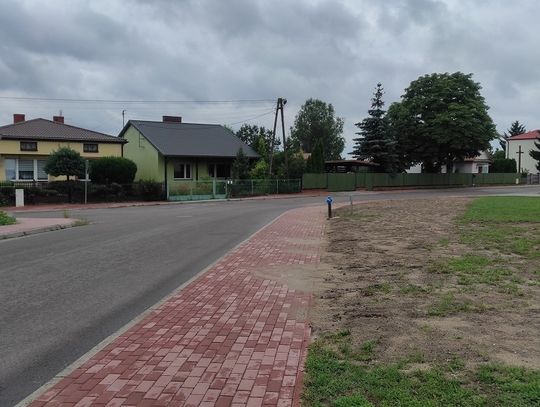 Gmina Biała Podlaska: Przeniesiony chodnik zyska barierki. Będą też progi zwalniające