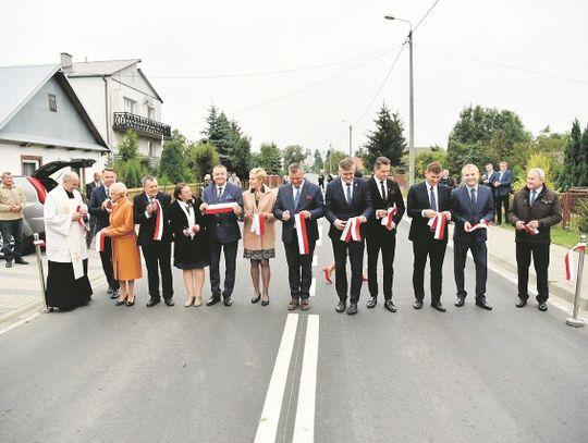 GMINA CZEMIERNIKI: Otworzyli drogę za 11 mln zł