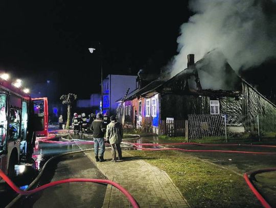 GMINA CZEMIERNIKI: Strażacy wynosili ludzi z pożaru