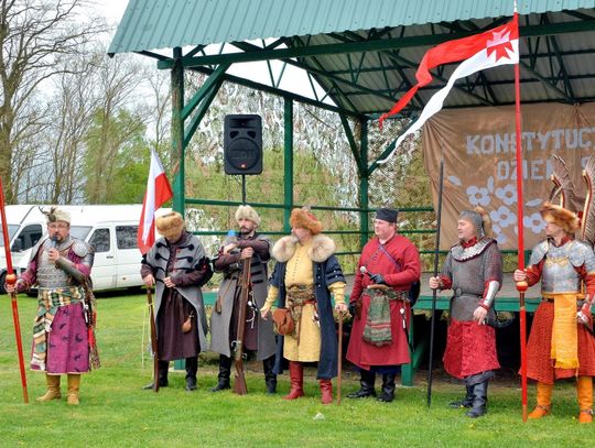 Gmina Komarówka Podlaska: Połączyli zabawę i świętowanie z lekcją historii [GALERIA]