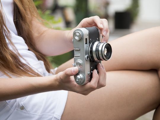 dziewczyna z aparatem fotograficznym, Łomazy, listopad 2025