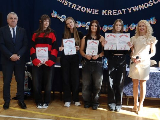 uczniowie, z dyrektor i wicekuratorem, konkurs