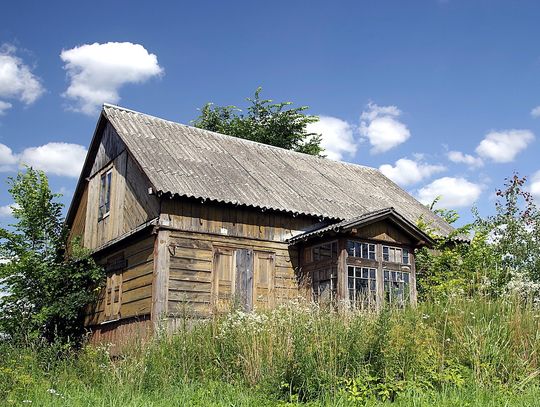 dom z dachem z eternitu, Międzyrzec Podlaski, listopad 2025