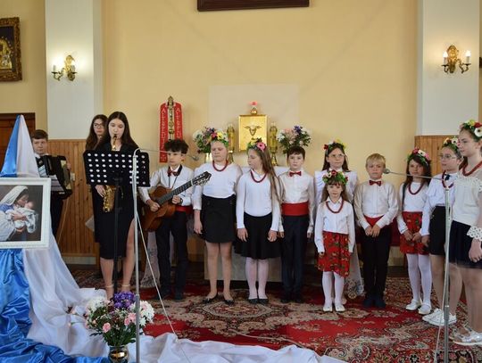 Gmina Międzyrzec Podlaski. W Przychodach wykonywali pieśni maryjne Gmina Międzyrzec Podlaski. W Przychodach wykonywali pieśni maryjne