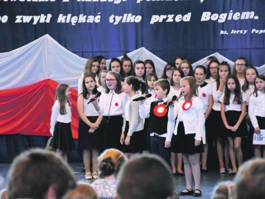 Gmina Sławatycze: Nad Bugiem zaśpiewali hymn narodowy