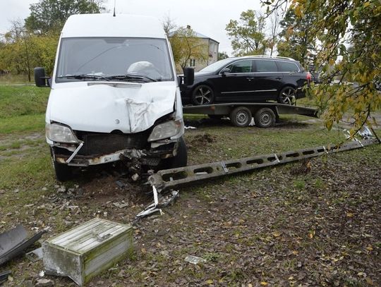 Gmina Wisznice: Bus uderzył w słup energetyczny