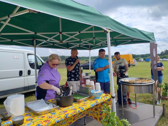 Grali w błocie i próbowali potraw z młodego ziemniaka