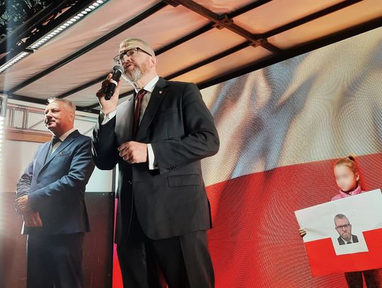 Grzegorz Braun z zarzutami za zdjęcie ukraińskiej flagi z bialskiego magistratu
