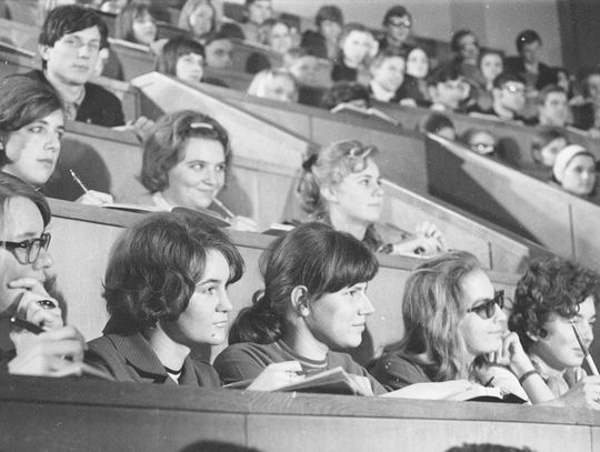 Habilitacja w spódnicy. Sukcesy i bariery kobiet na drodze do profesury Habilitacja w spódnicy. Sukcesy i bariery kobiet na drodze do profesury