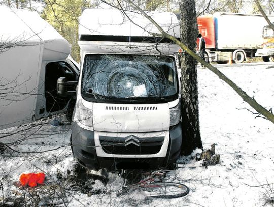 Holujący busa potrącił rowerzystę