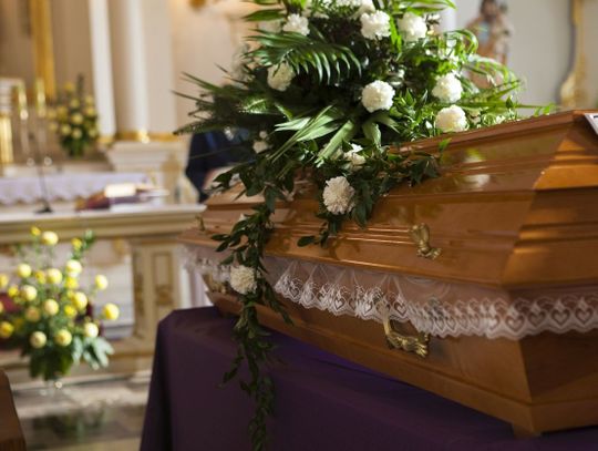 Ile kosztuje pogrzeb i czy zasiłek z ZUS pokryje wydatki?