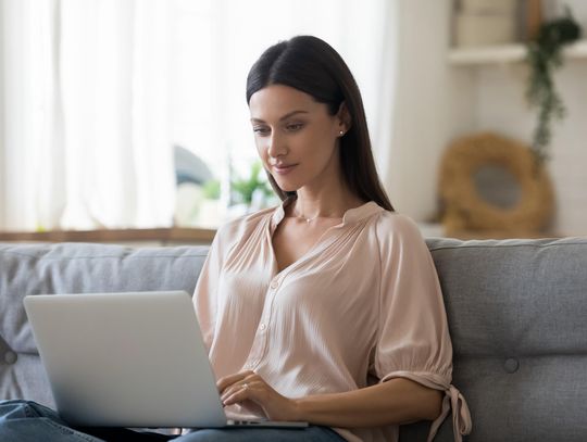 Ile Polacy wydają na zakupy odzieży i obuwia przez internet?