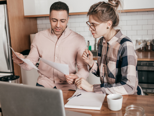 Ile udaje nam się odłożyć z pensji? Co piątej osobie – nic